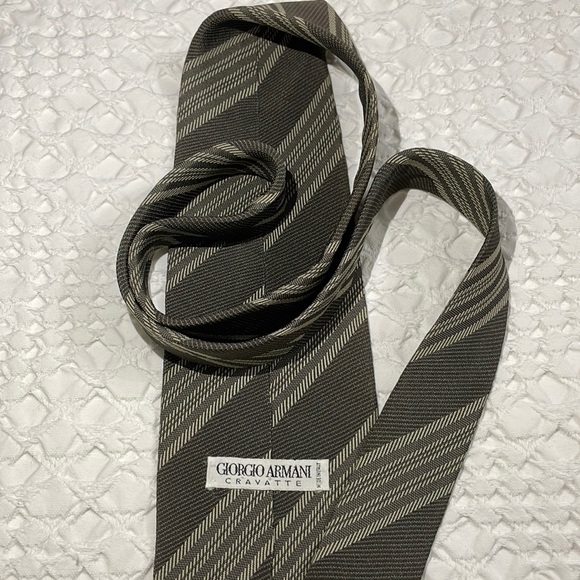 Giorgio Armani 100% Silk ‘Made in Italy’ Tie - Picture 4 of 7